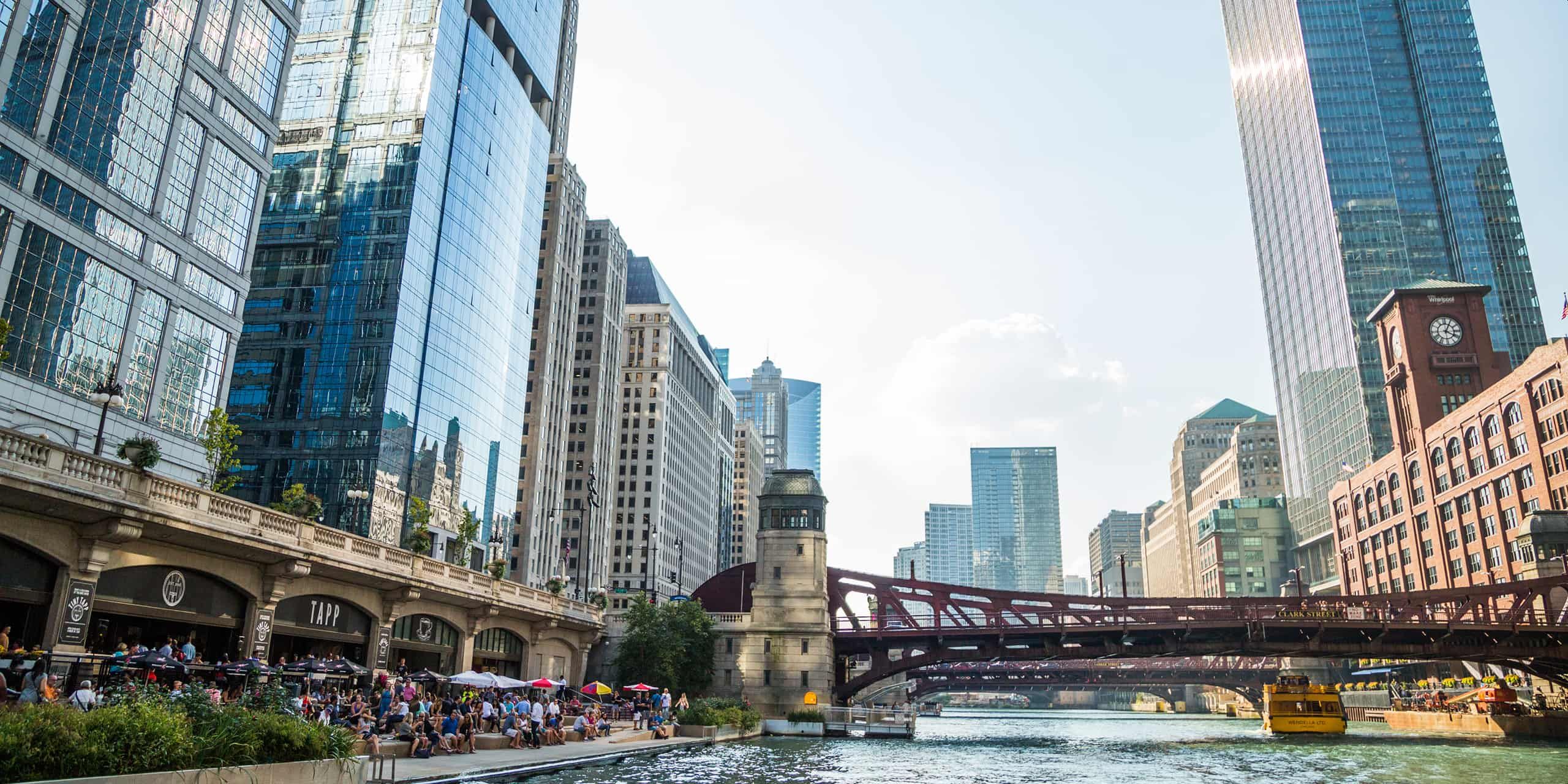 Image of the Chicago River and restaurants on the riverside