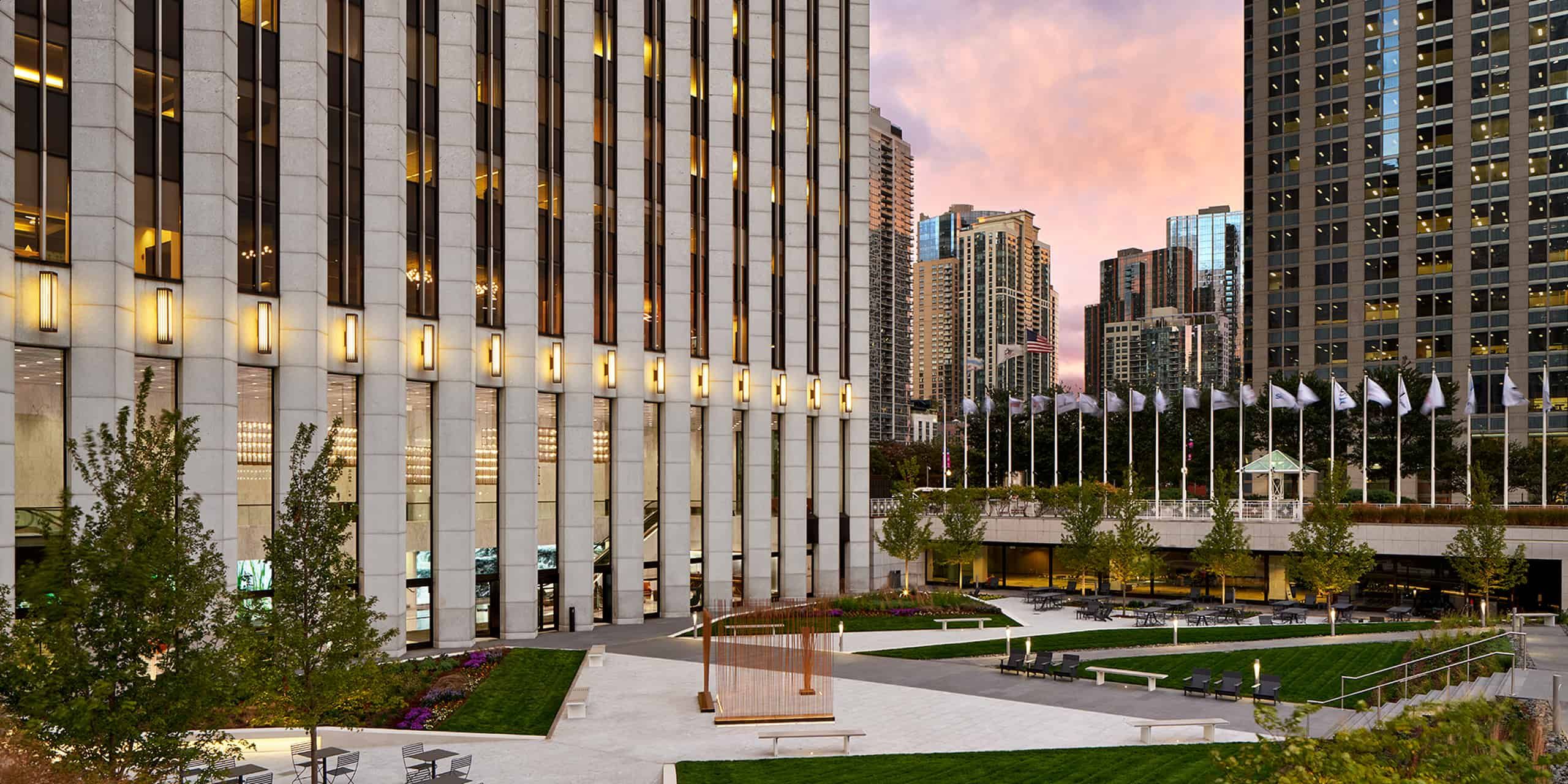 Image of the front of the Aon Center in Chicago